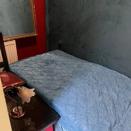Frank's In The Old Daire
