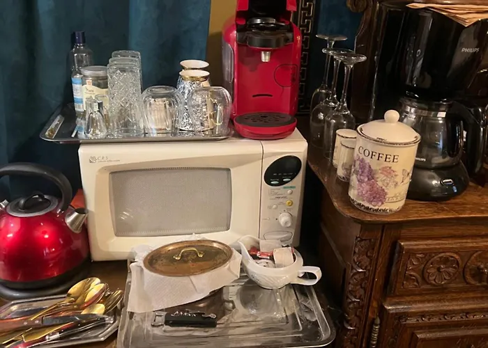 Frank's In The Old Daire